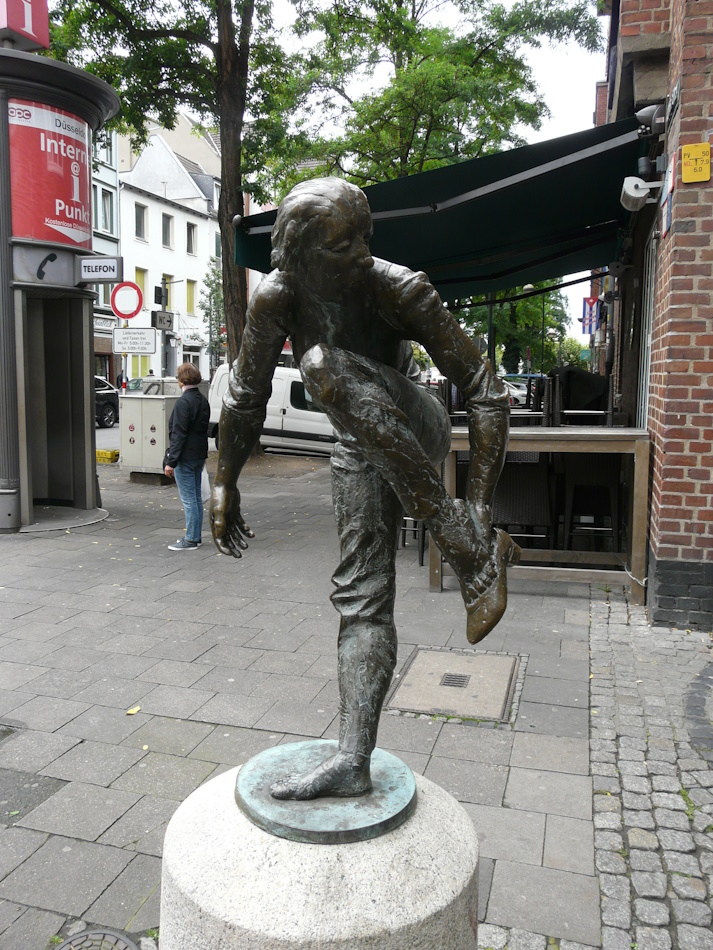 Skulptur -Schuhanzierherin, von Karl-Henning Seemann